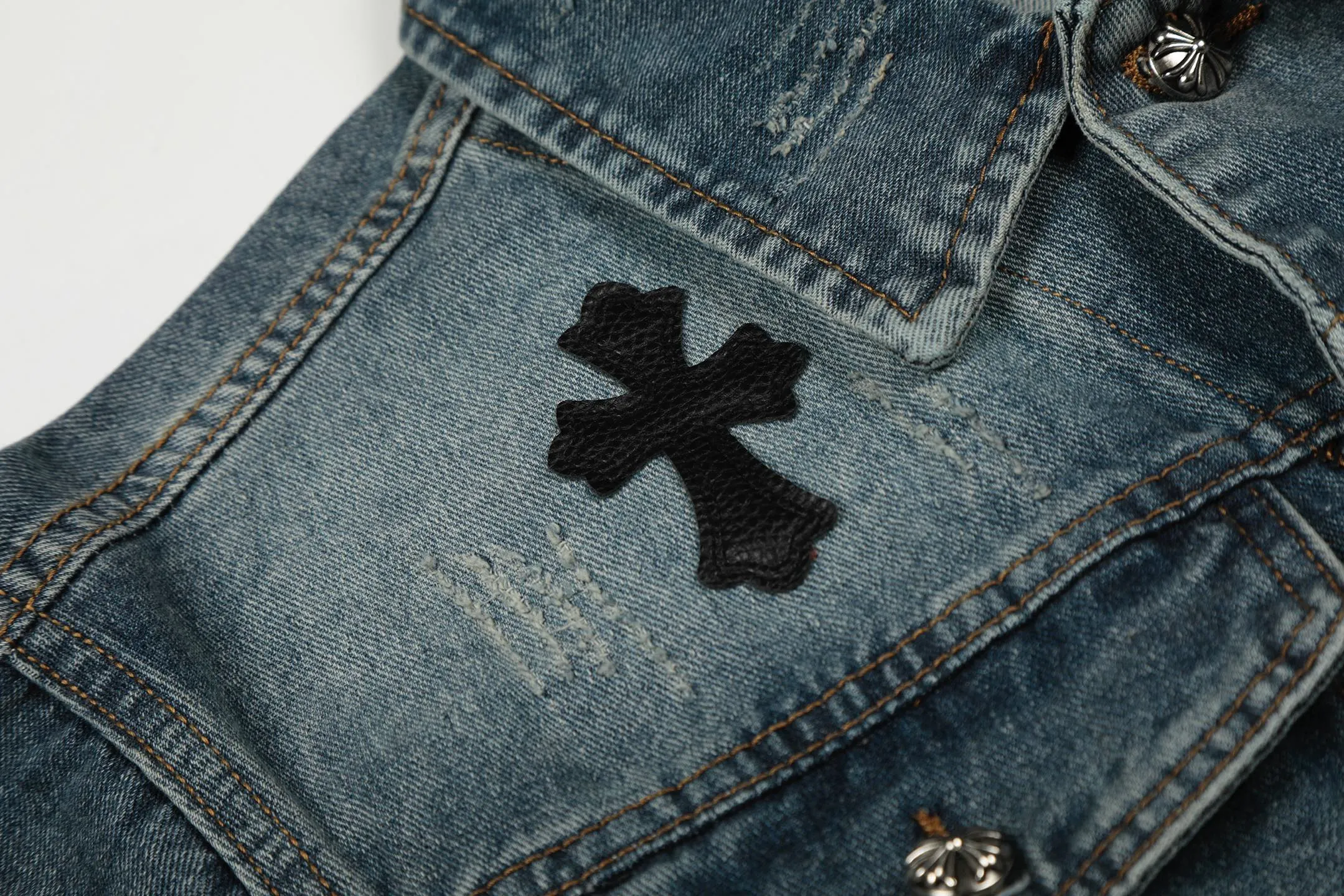 P270 💰 Chrome Hearts Chrome Hearts leather cross patch color leather embroidered shirt denim jacket OS version can be worn by both men and women! The fabric is made of twill gauze cotton fabric! The texture is clear and smooth, not easy to wrinkle or fade! The embroidery process is complex and repetitive. There are more than 20 leather labels. It takes 6 repeated embroidery steps to complete the back body. The requirements for the embroidery machine are very strict, and the distance is 45 cm! It won’t work if the spacing is too big, and it won’t work if it’s too small! We make clothes with care, and every detail must be restored one to one! The hardware is all carved and cast, and they are all genuine from the original factory! This piece of clothing consumes a lot of material, with more than 3 meters of material used for one piece of clothing! After the garment is made, it needs to be fixed at high temperature, washed at a water temperature of more than 70 degrees, and softened by adding softener to make the upper body softer and smoother! There is a flap on the sleeve that can be stored into short sleeves! Adapt it to that understanding Color: Blue Size: S-M-L-XL